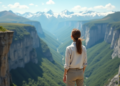 Jeune femme contemplant une vue montagneuse spectaculaire