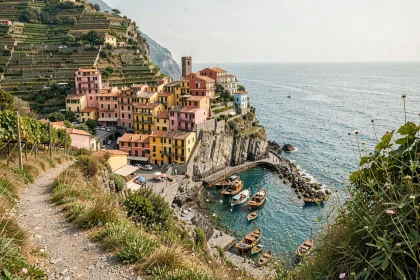 Vue panoramique du village de Vernazza dans les Cinq Terres avec ses maisons colorées accrochées aux falaises et le port naturel en contrebas